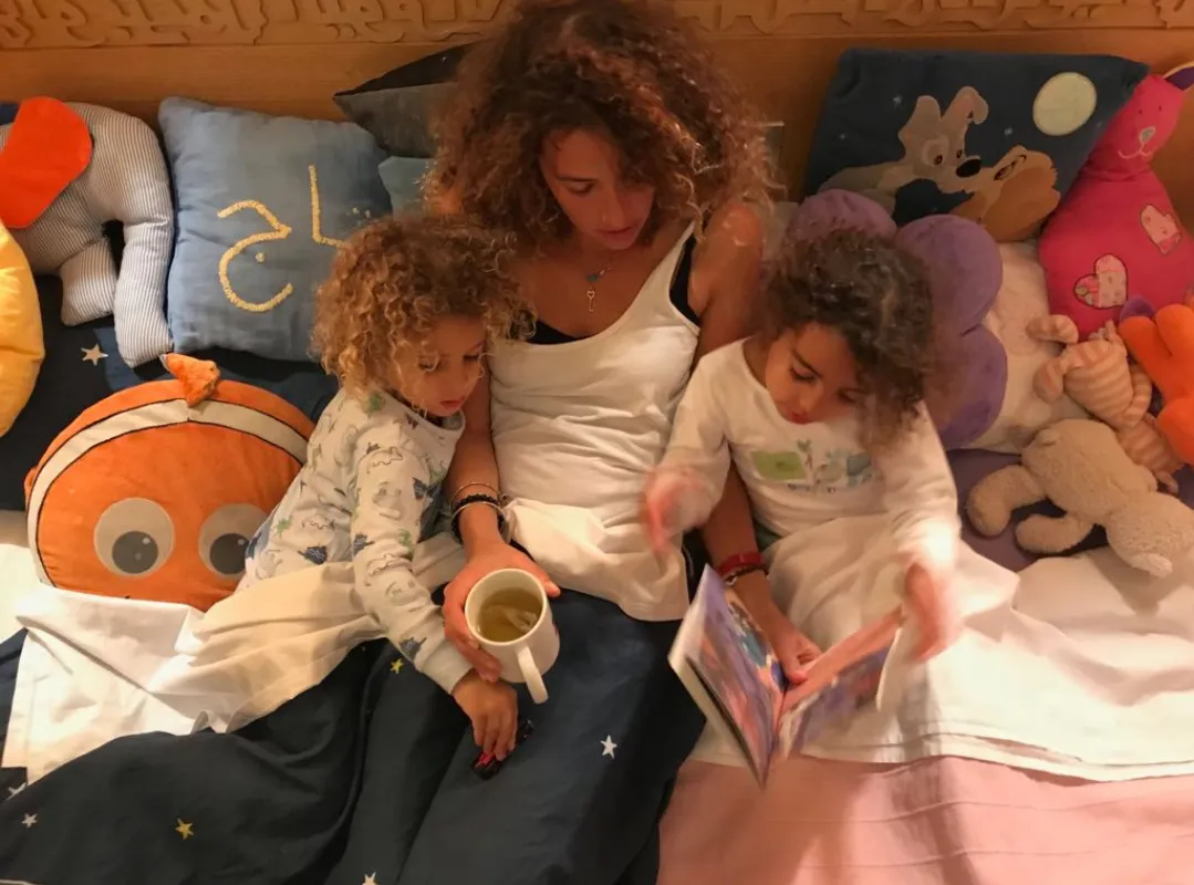 Norshek — bedtime moment with her kids, Lipton chamomile content
